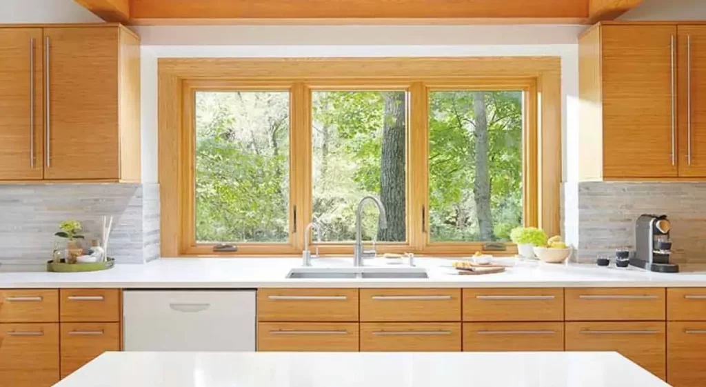 پنجره پشت سینک آشپزخانه و یک راه حل خاص برای پرده
