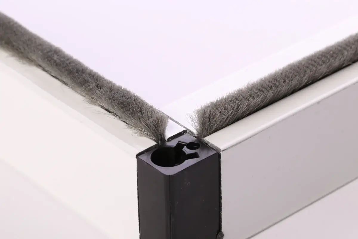 نوار مویی در توری پلیسه