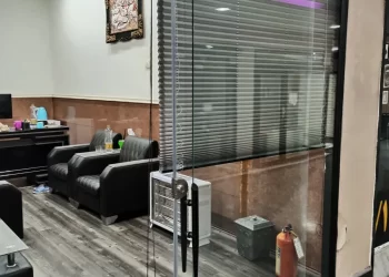 پرده برای مغازه چی بخریم؟ راهنمای انتخاب بهترین پرده برای انواع مغازه ها