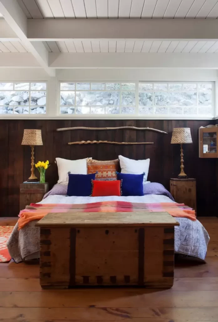 طراحی اتاق خواب با سبک روستیک با سقف رنگ متضاد کف