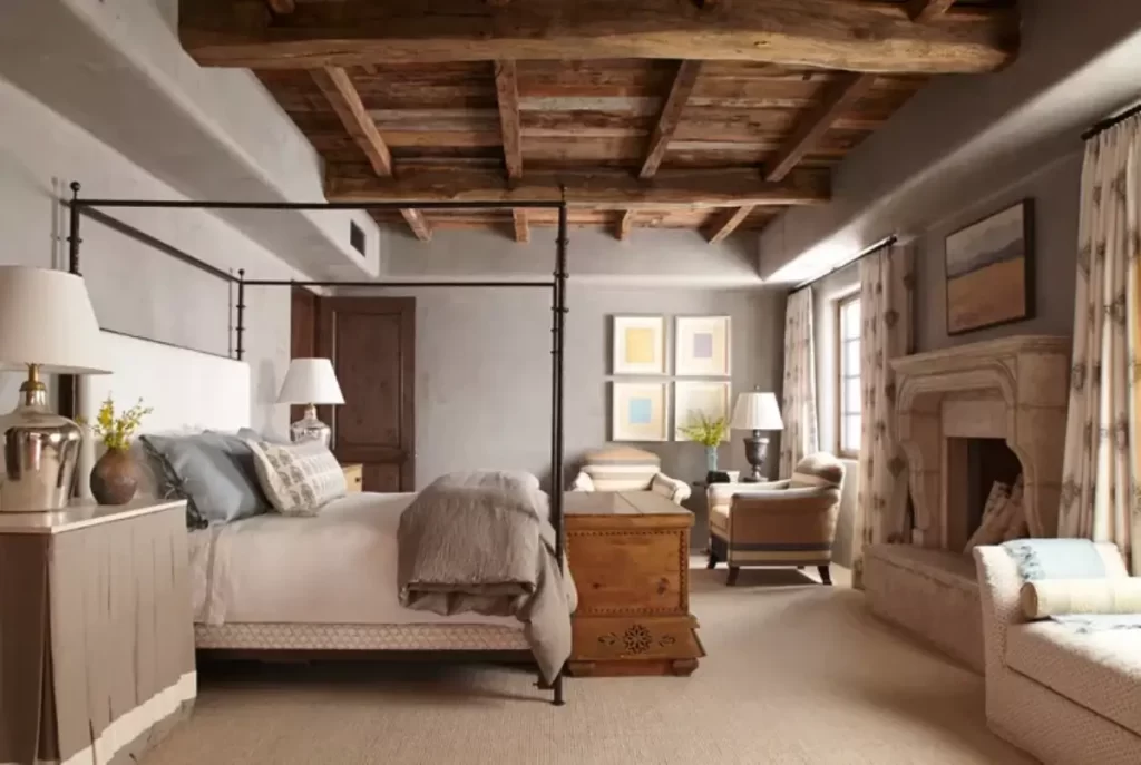 طراحی زیبای اتاق خواب با سقف چوبی و سبک روستیگ