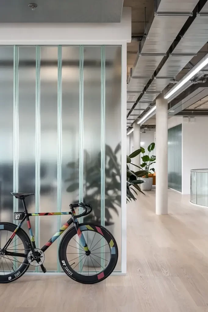 طراحی مدرن و مینیمال با استفاده از بتن و شیشه در یک کمپانی آلمانی
