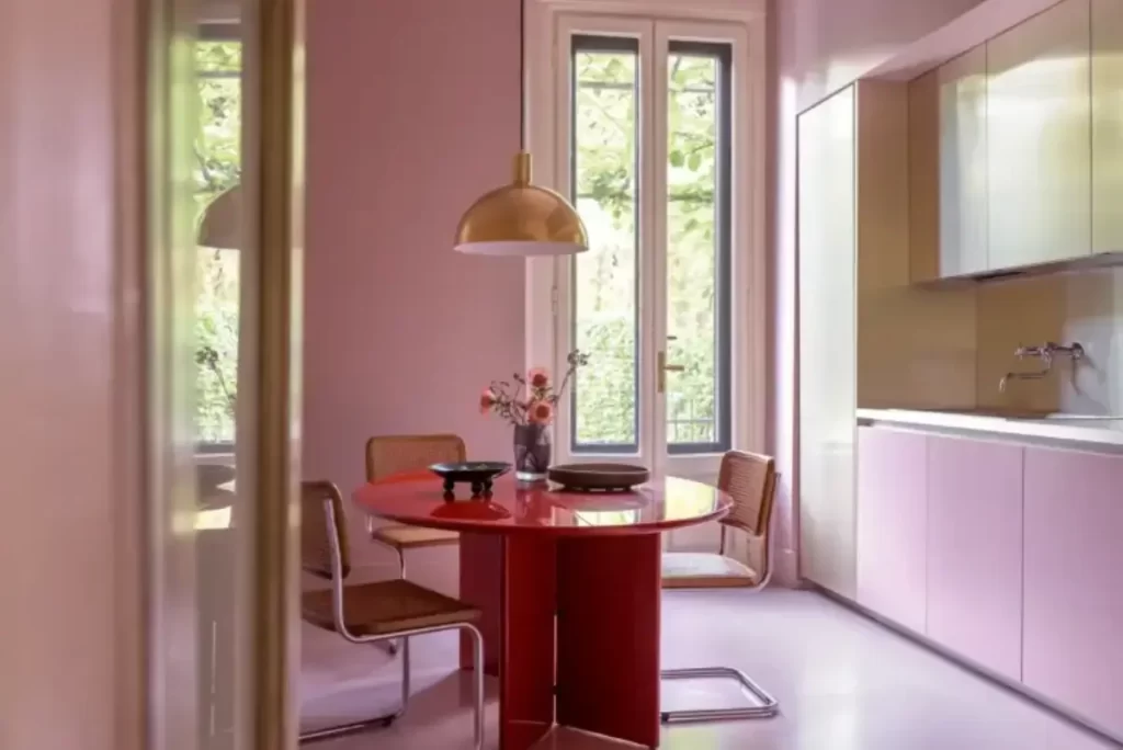 طراحی آشپزخانه با تم رنگی صورتی