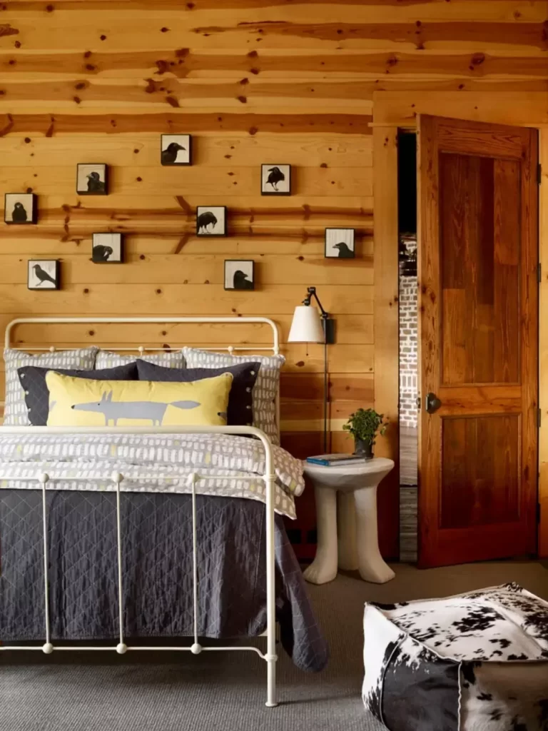 طراحی اتاق خواب با دیوار چوبی و سبک طراحی روستیک