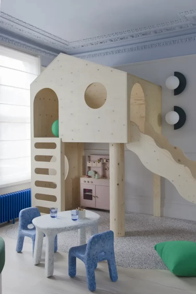 اتاق کودک با طراحی مدرن و وسایل بازی و سرسره