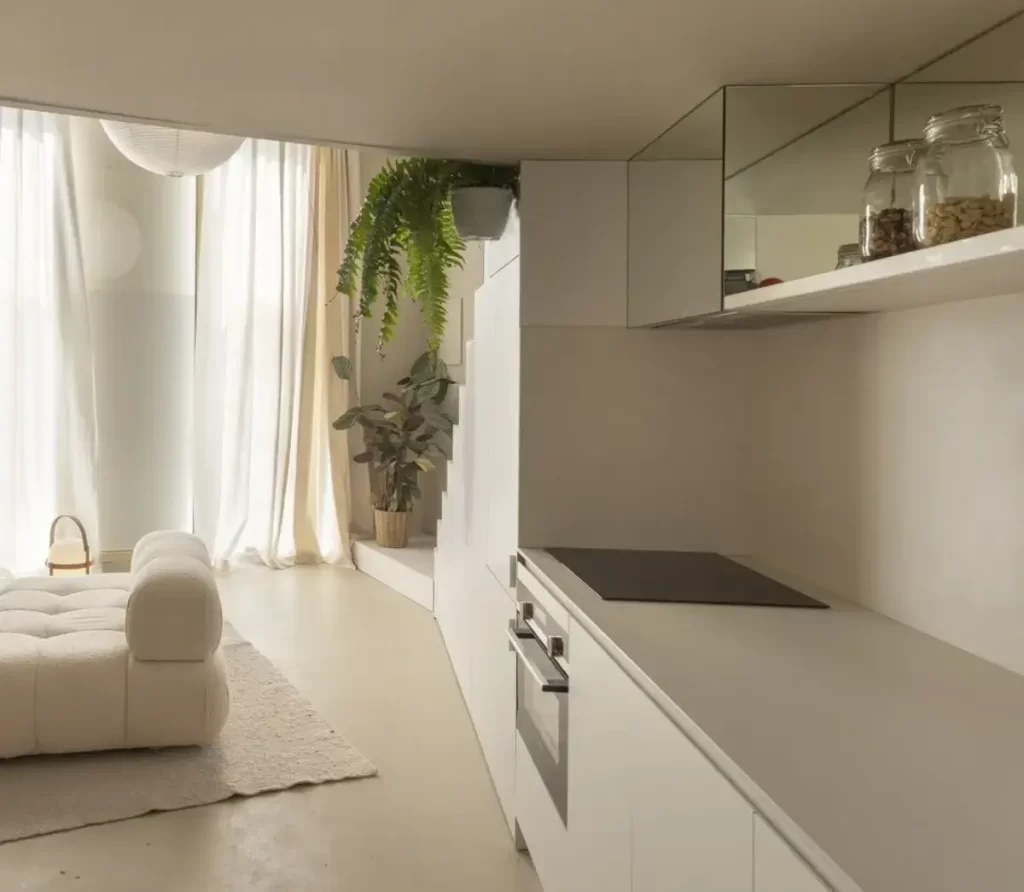 آشپزخانه کوچک و مینیمال یک آپارتمان 40 متری در بارسلون