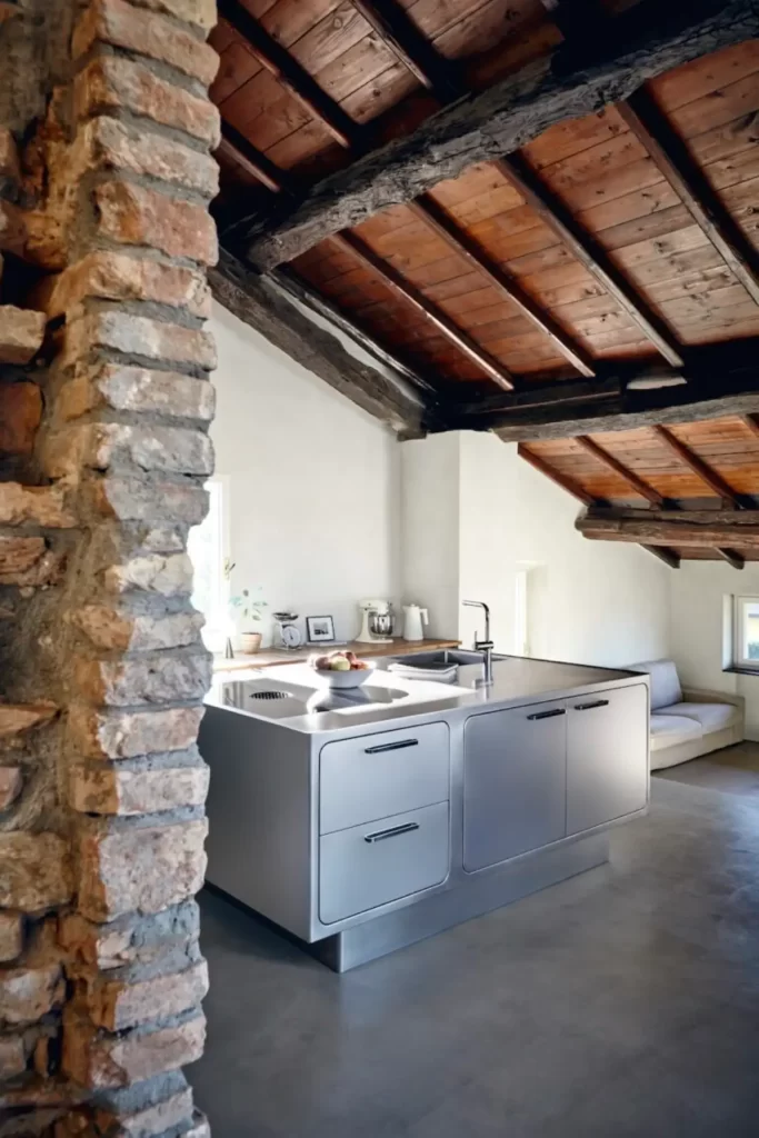 طراحی آشپزخانه با استیل در کنار چوب و آجر