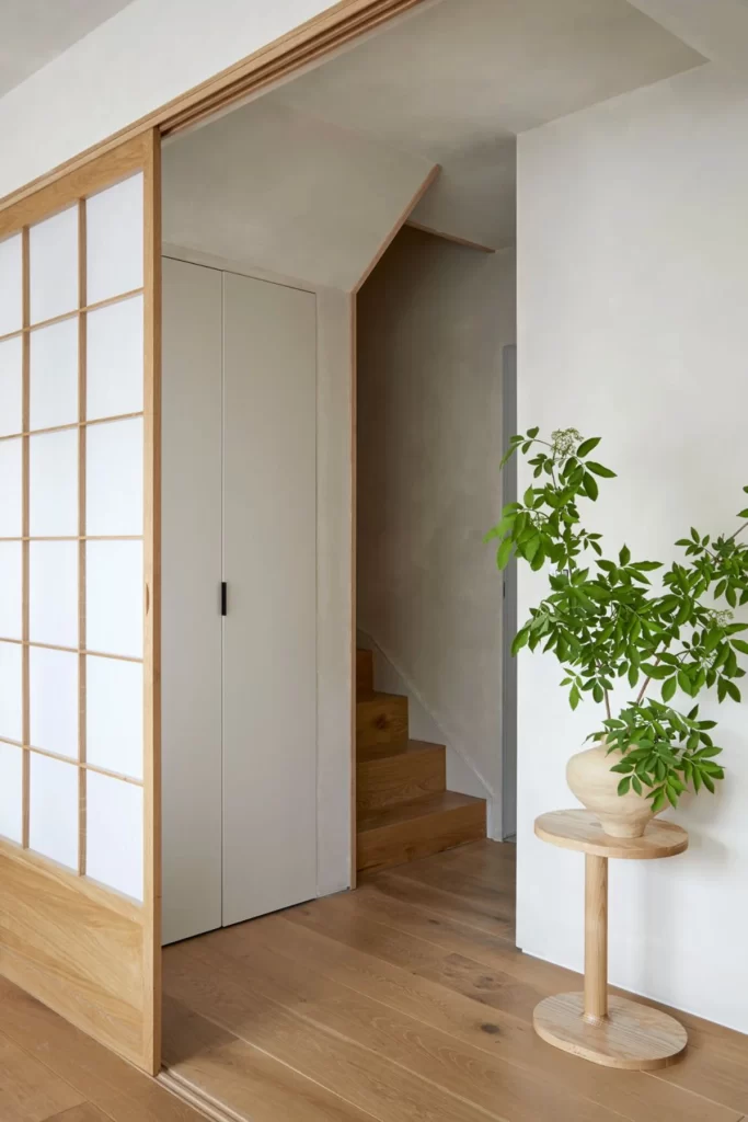راه پله طراحی شده ژاپنی در یک آپارتمان
