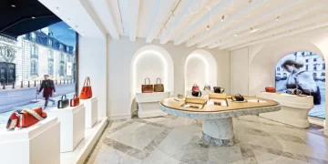 دکور ساده و لاکچری فروشگاه کیف در پاریس