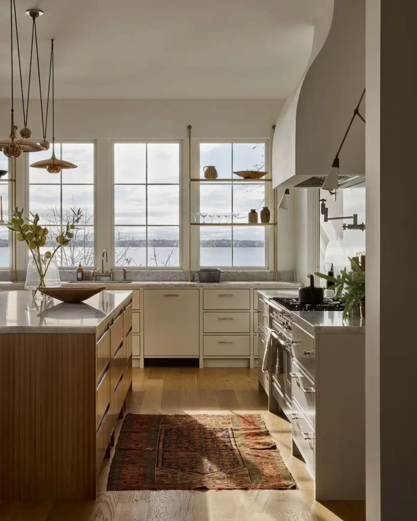 آشپزخانه یک خانه ساحلی در کانادا با طراحی مخصوص خانواده پرجمعیت