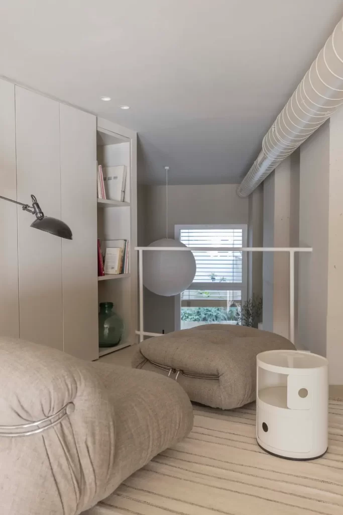 مبل راحتی تختخواب شو برای مطالعه در یک آپارتمان کوچک در بارسلون