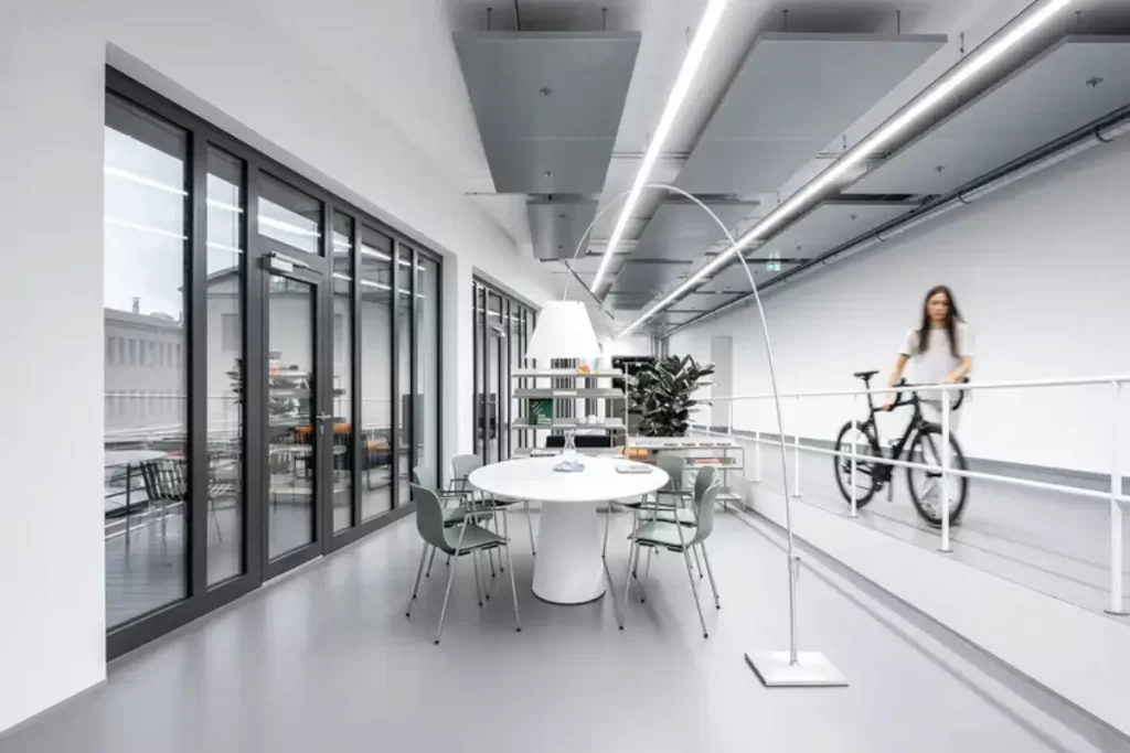 سالن انتظار در یک کمپانی دوچرخه آلمانی