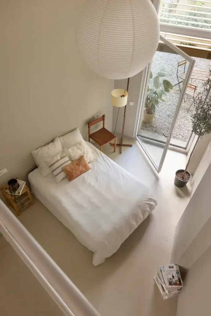 تخت خواب دو نفره در یک آپارتمان کوچک و مینیمال در بارسلون