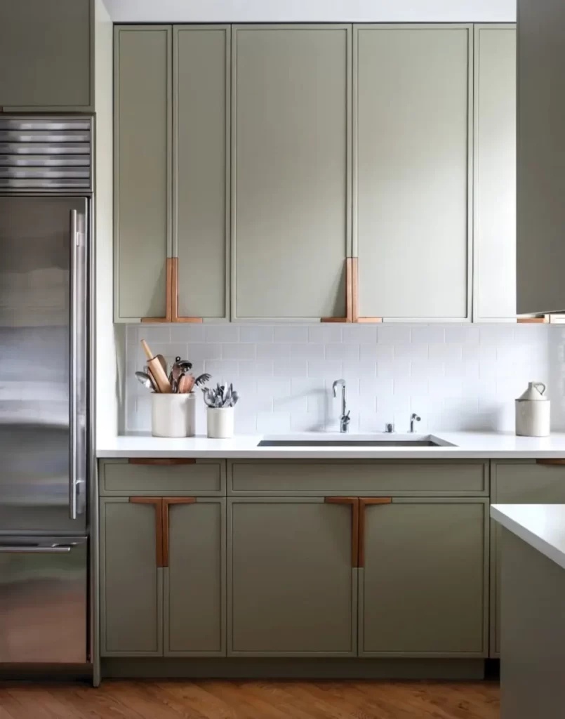 کابینت های آشپزخانه با دستگیره های چوبی زیبا