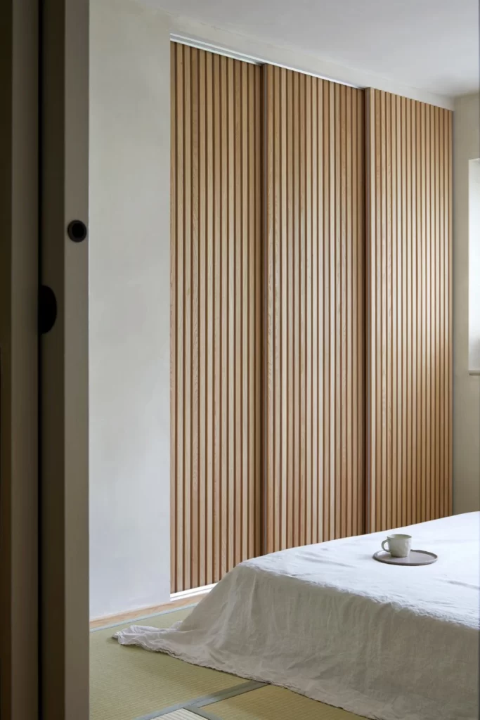 پارتیشن زیبای چوبی ژاپنی در یک خانه مدرن