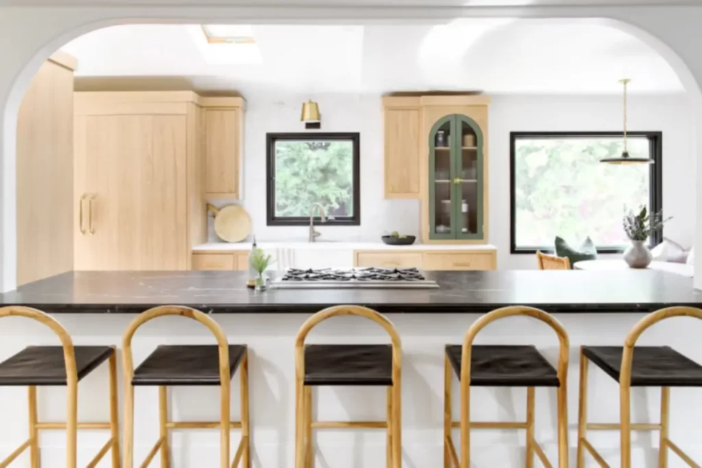طراحی آشپزخانه با تم رنگی کرم روشن