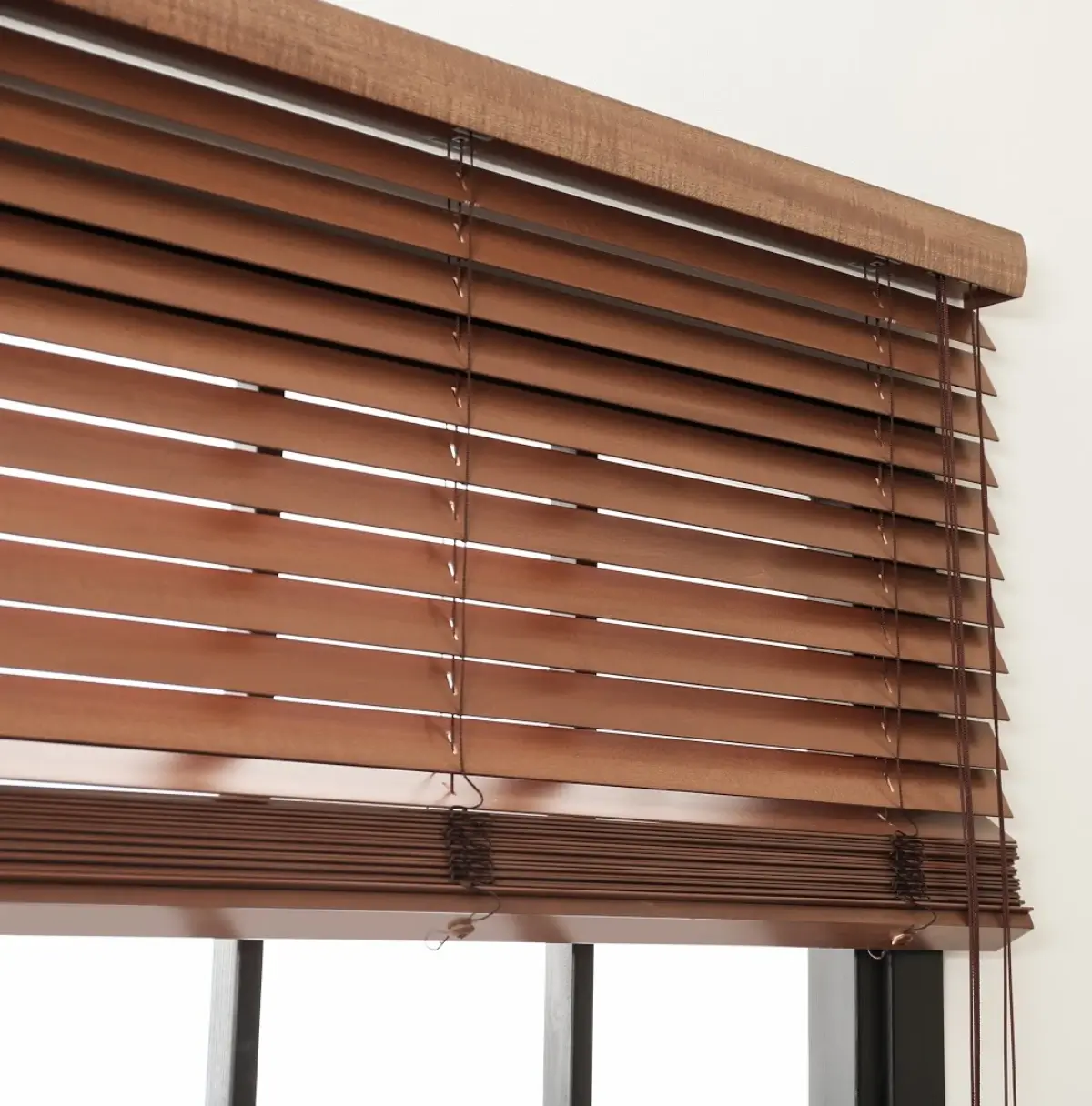 پرده کرکره چوبی یکی از پرده های خاص و پران قیمت است