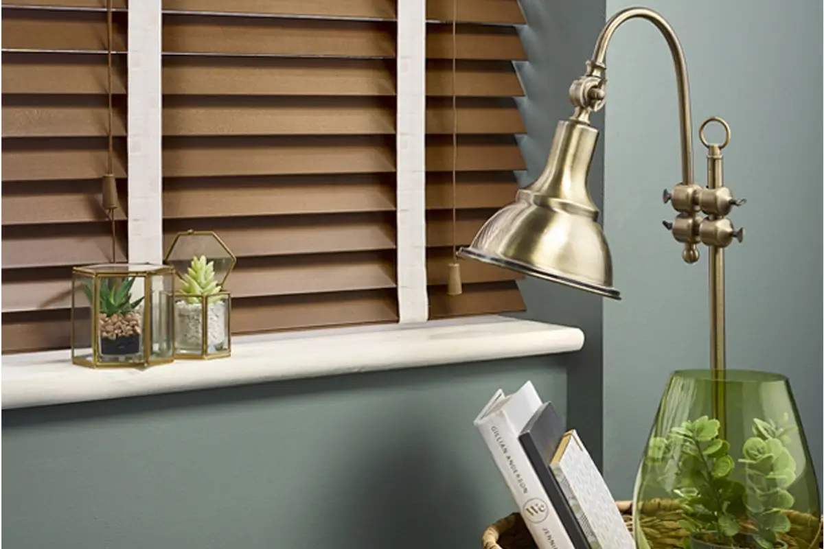 کرکره چوبی از بابت پهنای تبغه ها و رنگ و طرح مدلهای مختلفی داره