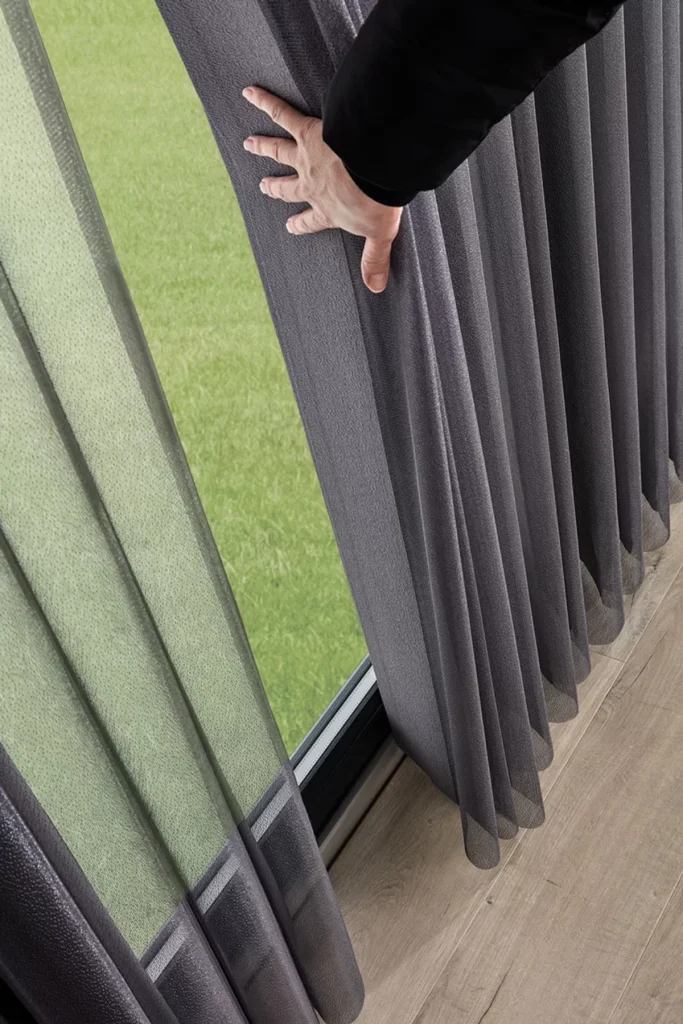 پرده ورتیکال با امکان عبور از وسط پرده