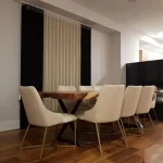 پرده ورتیکال پذیرایی به راحتی و با استفاده از نخ و زنجیر کنار پرده قابل حرکت دادن هست