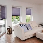 پرده پلیسه چسبیده به در نصب میشه