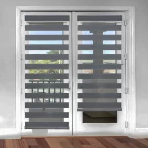 پرده زبرا روی پنجره