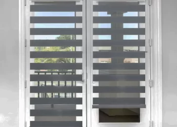 پرده زبرا روی پنجره