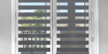 پرده زبرا روی پنجره