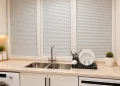 دیزاین آشپزخانه نئوکلاسیک با پرده پلیسه در خیابان ناصری